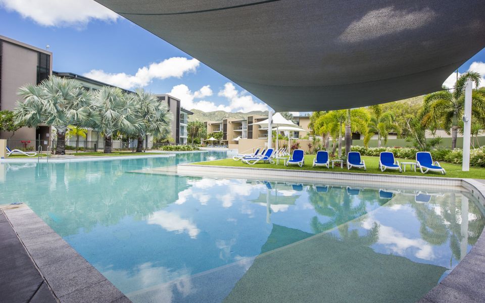 Blue on Blue Penthouse Apartment 335 - Lagoon Pool