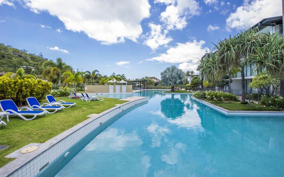 Blue on Blue Penthouse Apartment 335 - Lagoon Pool
