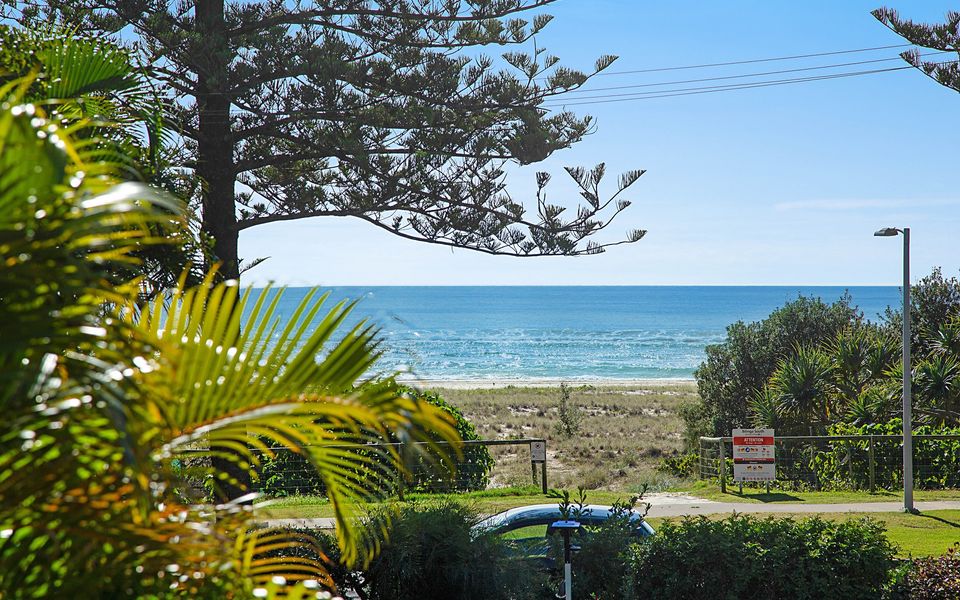 San Chelsea 16 – Beachfront Bilinga – Min. 3 Night Stays and Linen Provided!