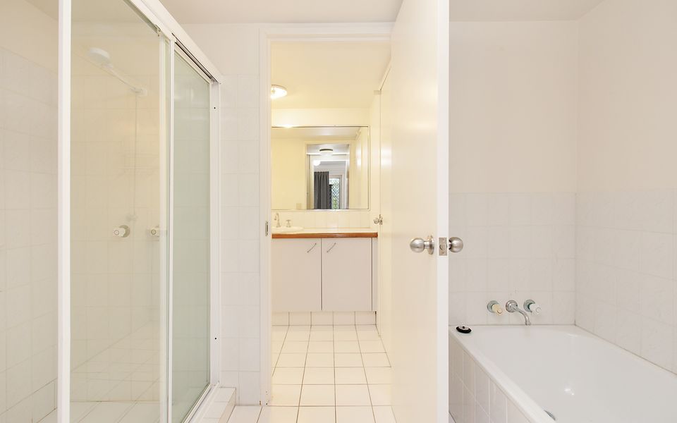 San Chelsea 16 – Beachfront Bilinga – Min. 3 Night Stays and Linen Provided!