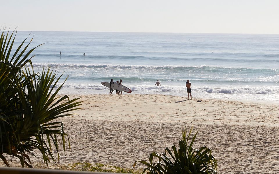 Pacific Breeze 6 – Absolute Beachfront – Min. 2 Night Stays – Linen Provided!