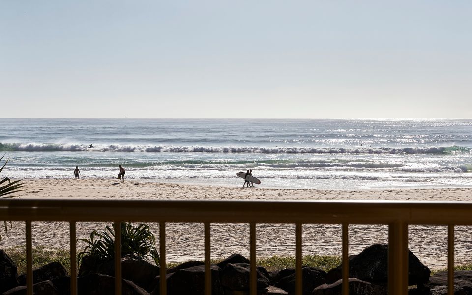 Pacific Breeze 6 – Absolute Beachfront – Min. 2 Night Stays – Linen Provided!