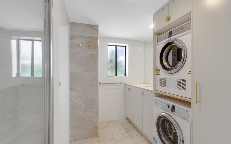 Pacific Breeze 3 – Absolute Beachfront Luxury – All Linen Provided – Min. 2 Night Stays!