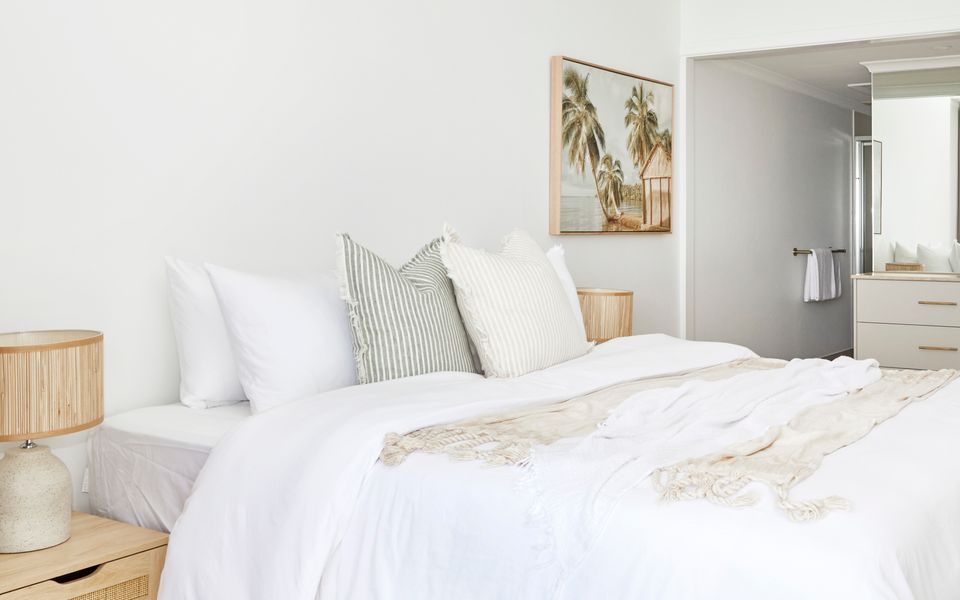 Pacific Breeze 3 – Absolute Beachfront Luxury – All Linen Provided – Min. 2 Night Stays!