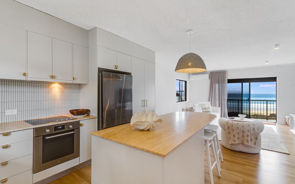 Pacific Breeze 3 – Absolute Beachfront Luxury – All Linen Provided – Min. 2 Night Stays!