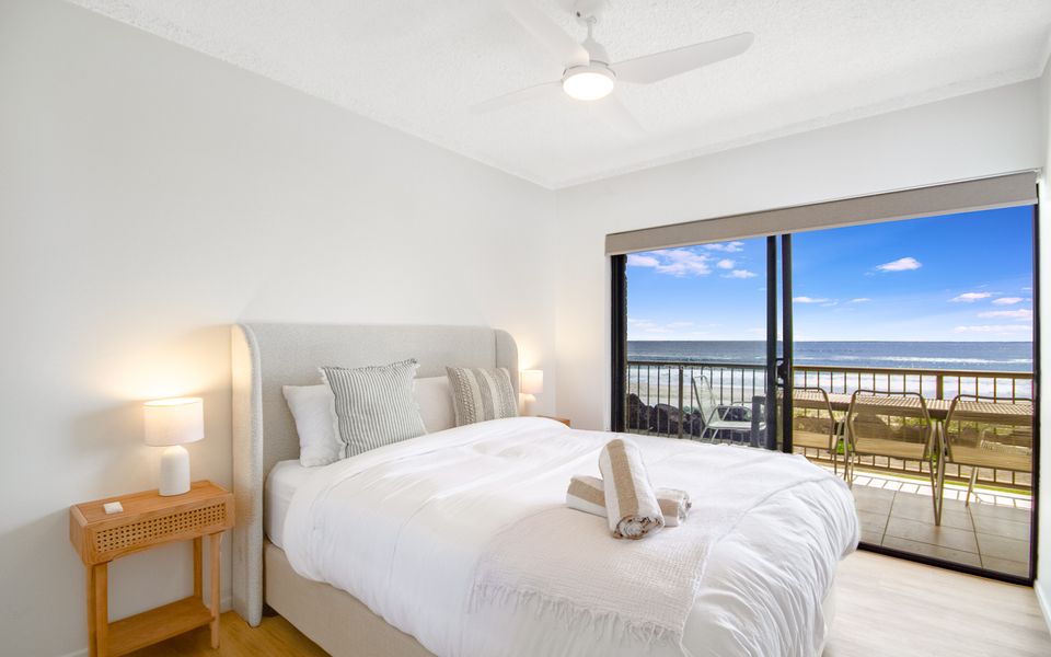 Pacific Breeze 3 – Absolute Beachfront Luxury – All Linen Provided – Min. 2 Night Stays!