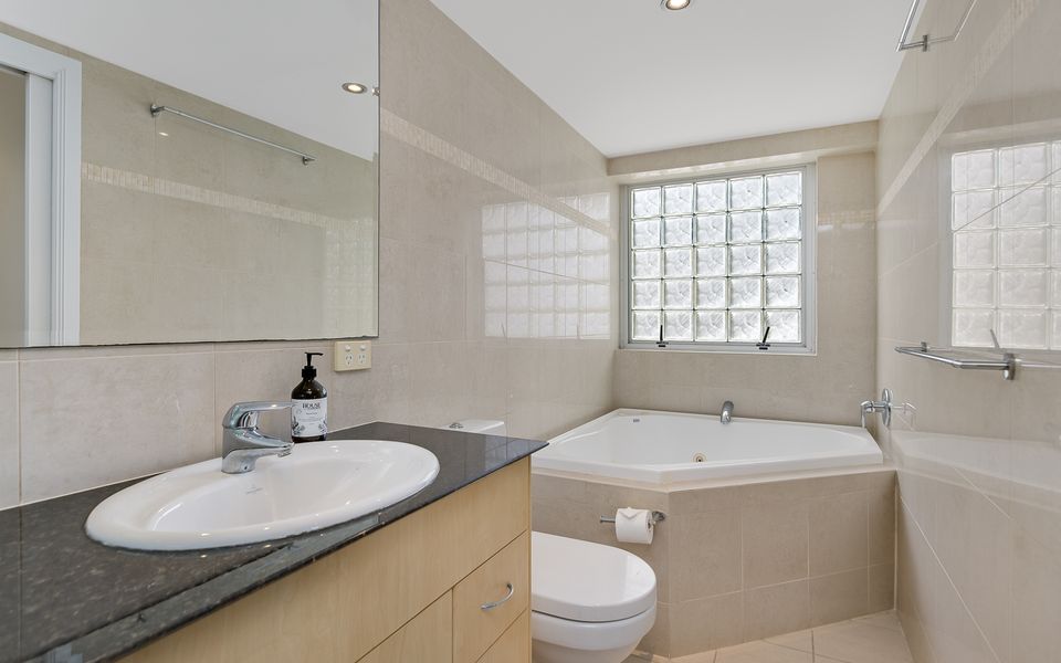 Aqua Solai 2 – Absolute Beachfront Tugun – Min. 3 night stays!