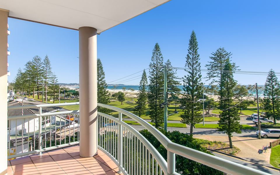 Sunset on Kirra – Beachfront Kirra – Min. 3 Night Stays!