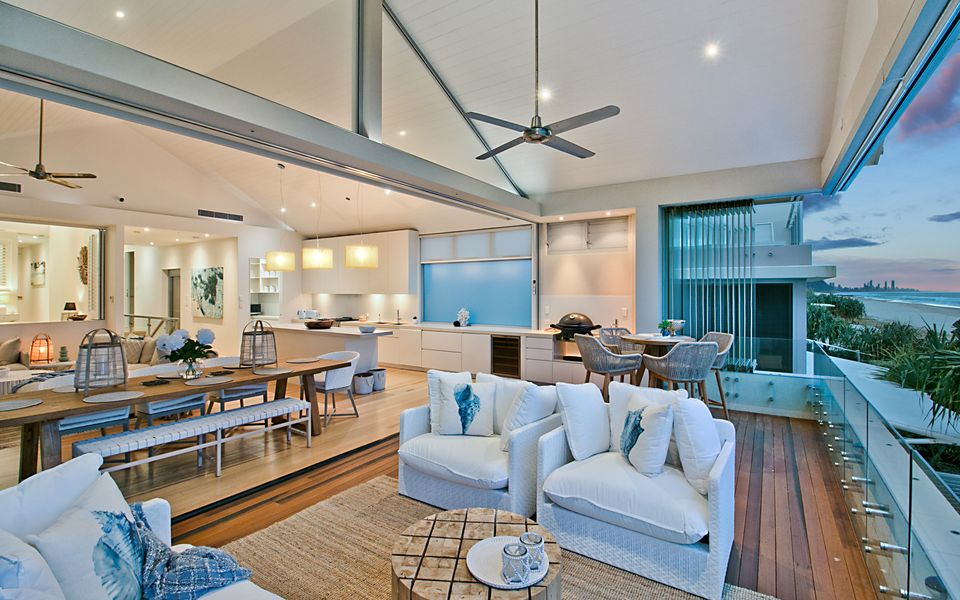 Beachfront Bliss – Absolute Beachfront Luxury Palm Beach – Linen Provided