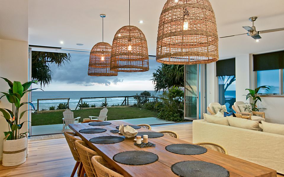 Beachfront Bliss – Absolute Beachfront Luxury Palm Beach – Linen Provided