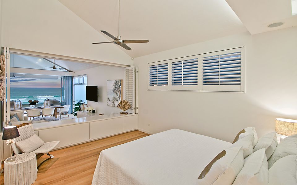 Beachfront Bliss – Absolute Beachfront Luxury Palm Beach – Linen Provided