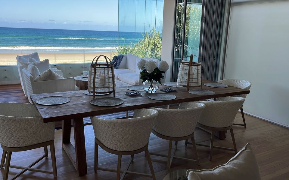Beachfront Bliss – Absolute Beachfront Luxury Palm Beach – Linen Provided