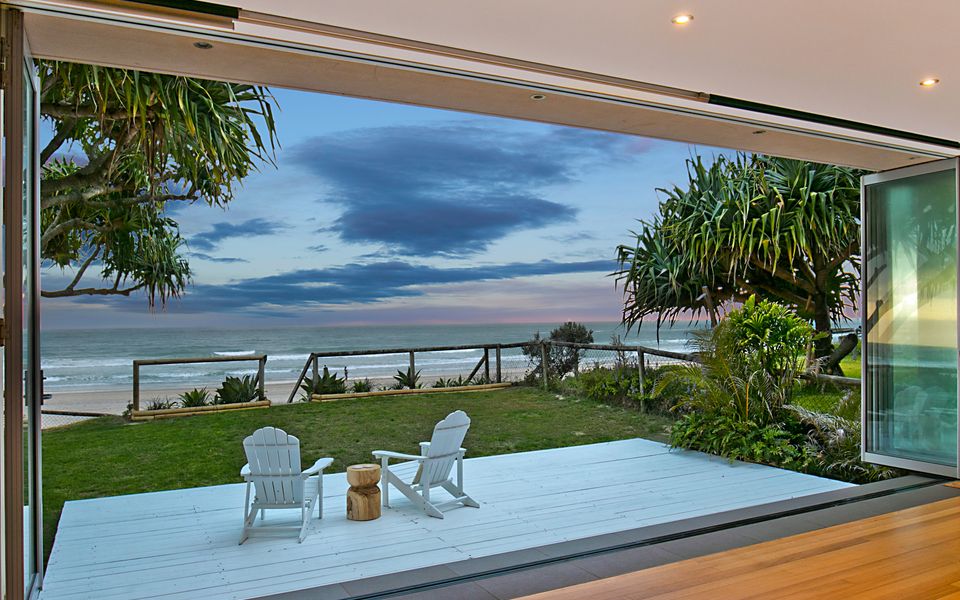 Beachfront Bliss – Absolute Beachfront Luxury Palm Beach – Linen Provided