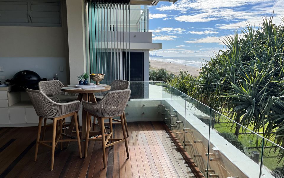 Beachfront Bliss – Absolute Beachfront Luxury Palm Beach – Linen Provided