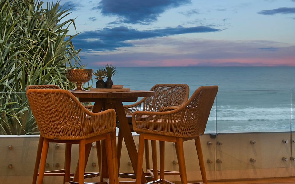 Beachfront Bliss – Absolute Beachfront Luxury Palm Beach – Linen Provided