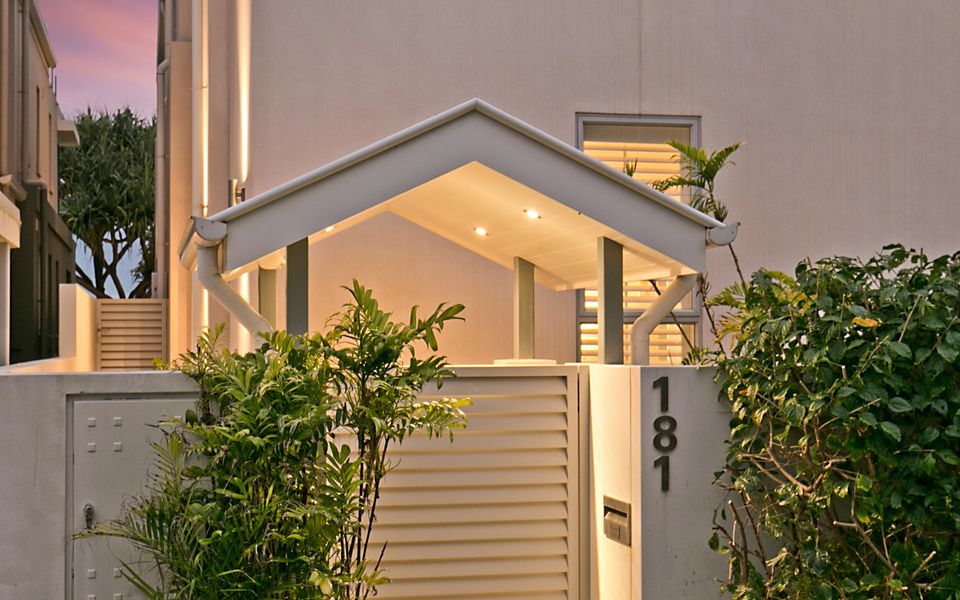 Beachfront Bliss – Absolute Beachfront Luxury Palm Beach – Linen Provided