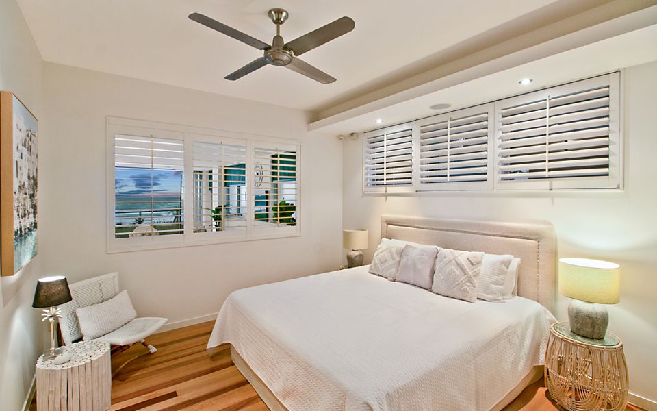 Beachfront Bliss – Absolute Beachfront Luxury Palm Beach – Linen Provided