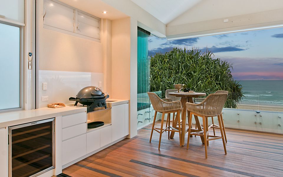 Beachfront Bliss – Absolute Beachfront Luxury Palm Beach – Linen Provided