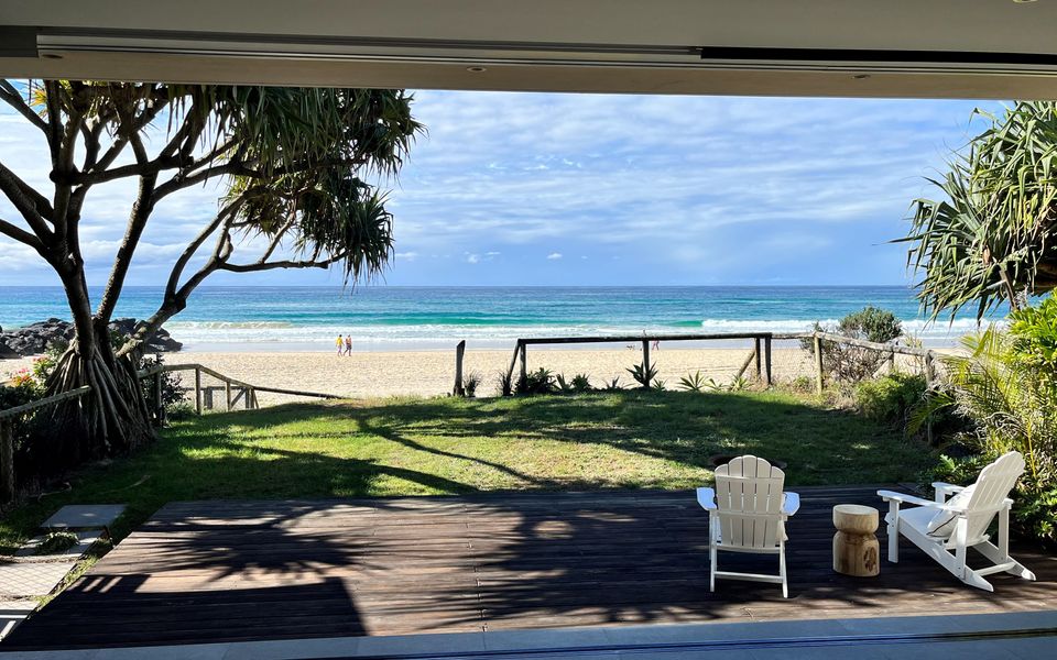 Beachfront Bliss – Absolute Beachfront Luxury Palm Beach – Linen Provided