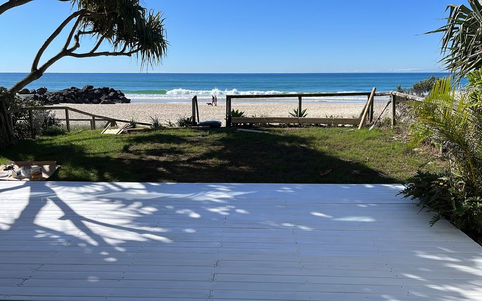 Beachfront Bliss – Absolute Beachfront Luxury Palm Beach – Linen Provided