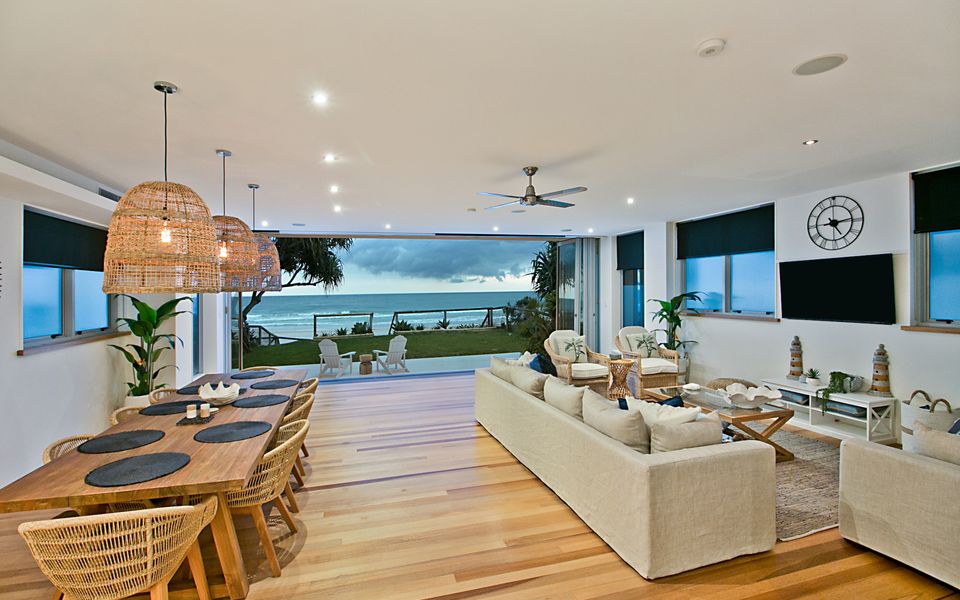 Beachfront Bliss – Absolute Beachfront Luxury Palm Beach – Linen Provided