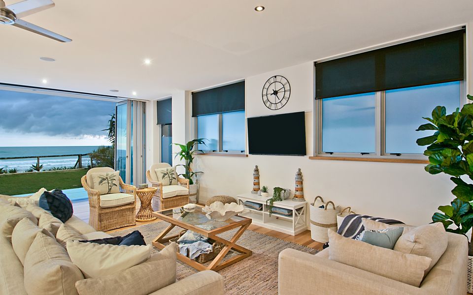 Beachfront Bliss – Absolute Beachfront Luxury Palm Beach – Linen Provided