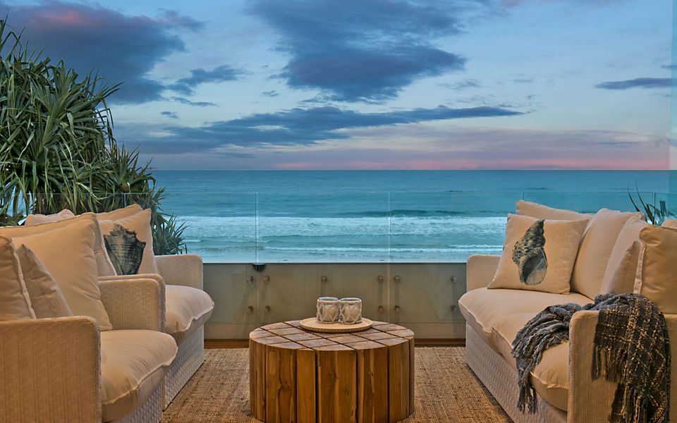 Beachfront Bliss – Absolute Beachfront Luxury Palm Beach – Linen Provided