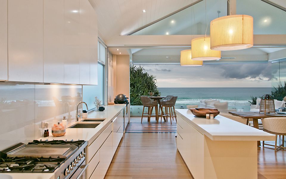 Beachfront Bliss – Absolute Beachfront Luxury Palm Beach – Linen Provided