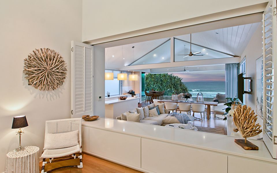 Beachfront Bliss – Absolute Beachfront Luxury Palm Beach – Linen Provided