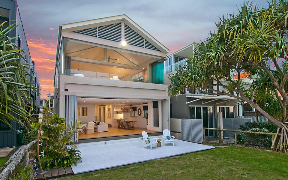 Beachfront Bliss – Absolute Beachfront Luxury Palm Beach – Linen Provided