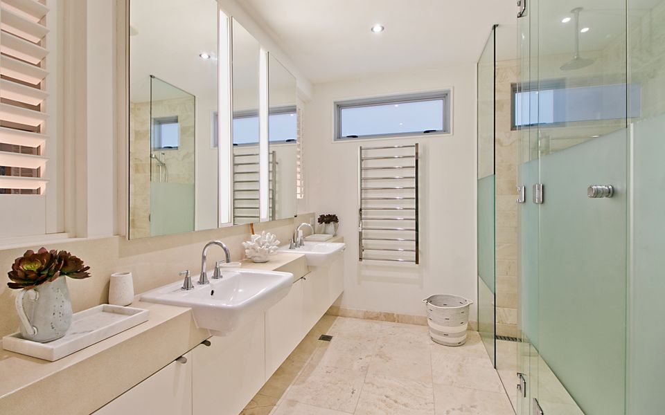 Beachfront Bliss – Absolute Beachfront Luxury Palm Beach – Linen Provided