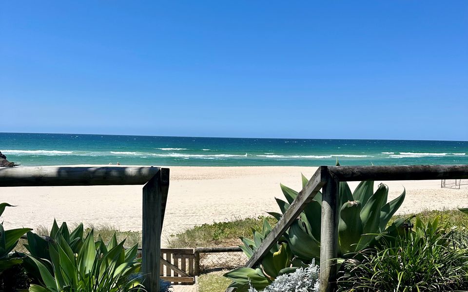 Beachfront Bliss – Absolute Beachfront Luxury Palm Beach – Linen Provided