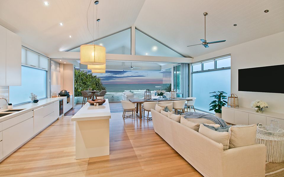 Beachfront Bliss – Absolute Beachfront Luxury Palm Beach – Linen Provided