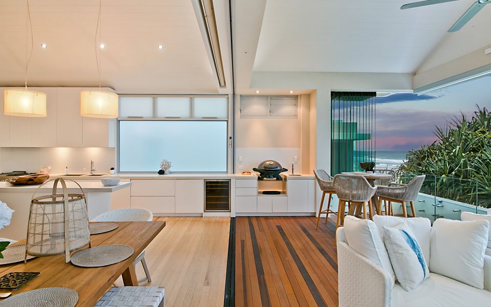 Beachfront Bliss – Absolute Beachfront Luxury Palm Beach – Linen Provided