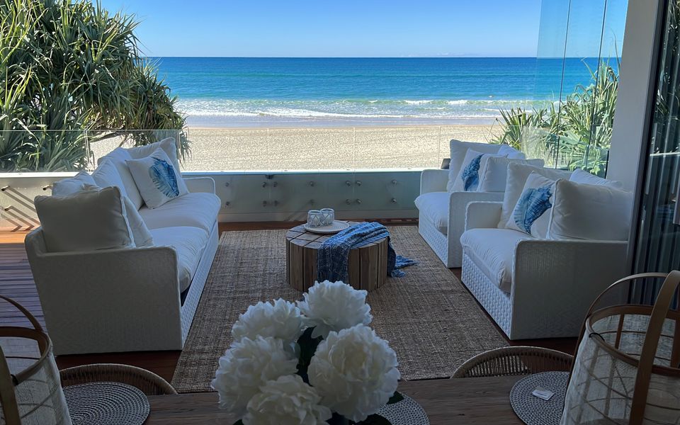 Beachfront Bliss – Absolute Beachfront Luxury Palm Beach – Linen Provided