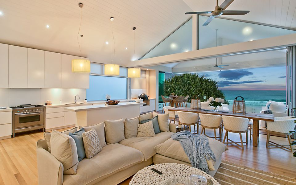 Beachfront Bliss – Absolute Beachfront Luxury Palm Beach – Linen Provided