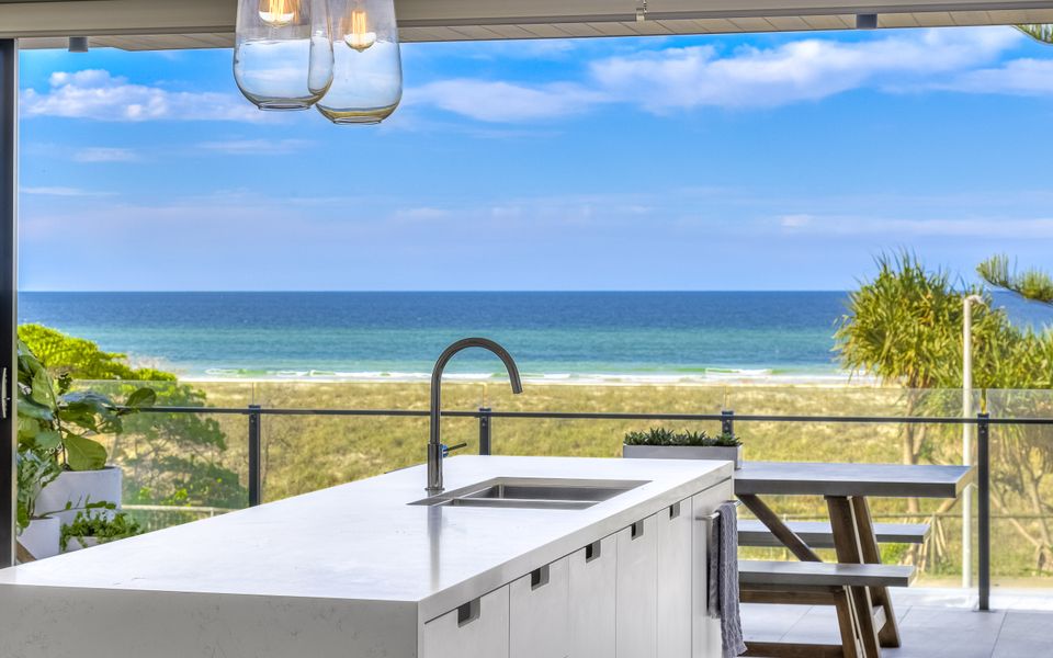 Escape 201 – Beachfront Luxury in Bilinga/ North Kirra – Linen Provided