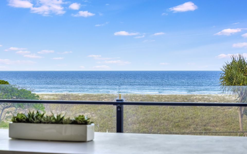 Escape 201 – Beachfront Luxury in Bilinga/ North Kirra – Linen Provided