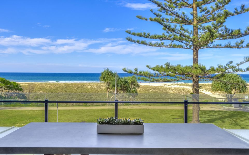 Escape 201 – Beachfront Luxury in Bilinga/ North Kirra – Linen Provided