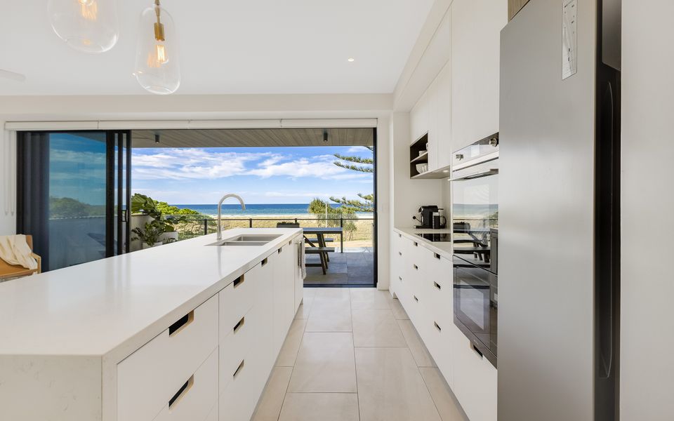 Escape 201 – Beachfront Luxury in Bilinga/ North Kirra – Linen Provided