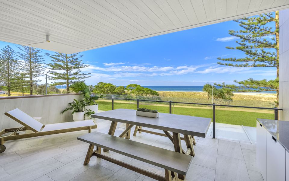 Escape 201 – Beachfront Luxury in Bilinga/ North Kirra – Linen Provided