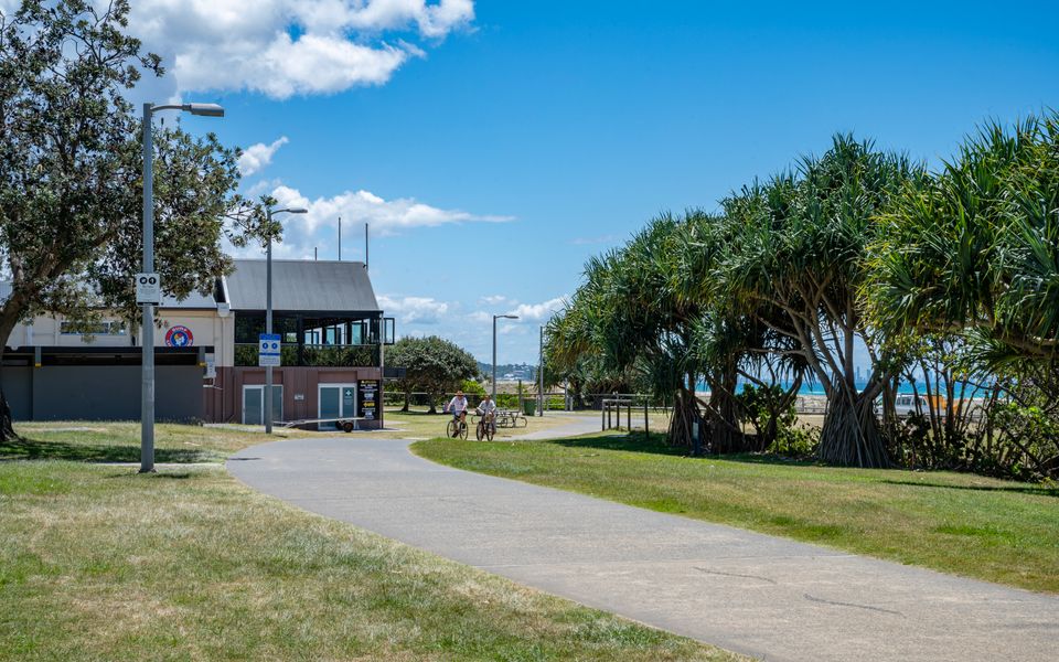 Lou’s Tiki Pad – Beachfront Bilinga / North Kirra – Min. 2 Night Stays!