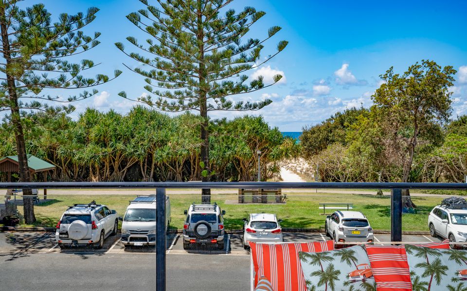 Lou’s Tiki Pad – Beachfront Bilinga / North Kirra – Min. 2 Night Stays!