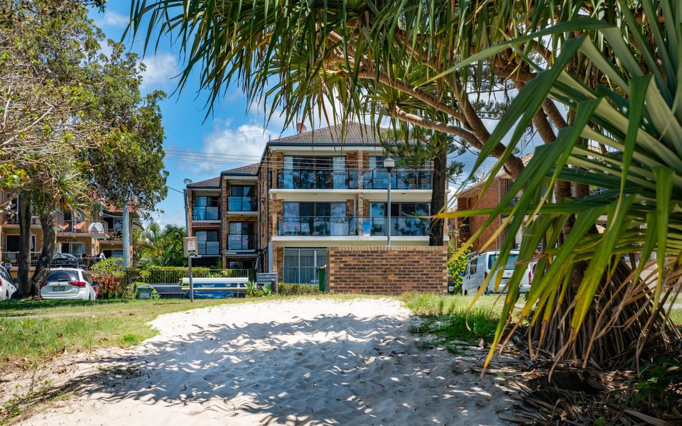Lou’s Tiki Pad – Beachfront Bilinga / North Kirra – Min. 2 Night Stays!