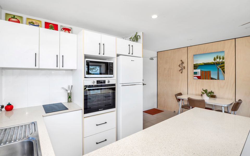 Lou’s Tiki Pad – Beachfront Bilinga / North Kirra – Min. 2 Night Stays!