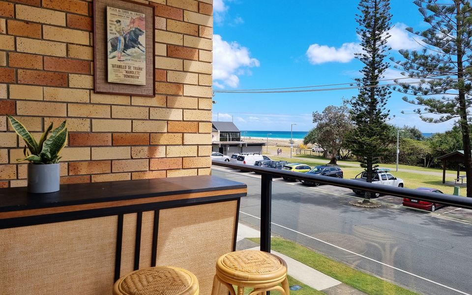 Lou’s Tiki Pad – Beachfront Bilinga / North Kirra – Min. 2 Night Stays!