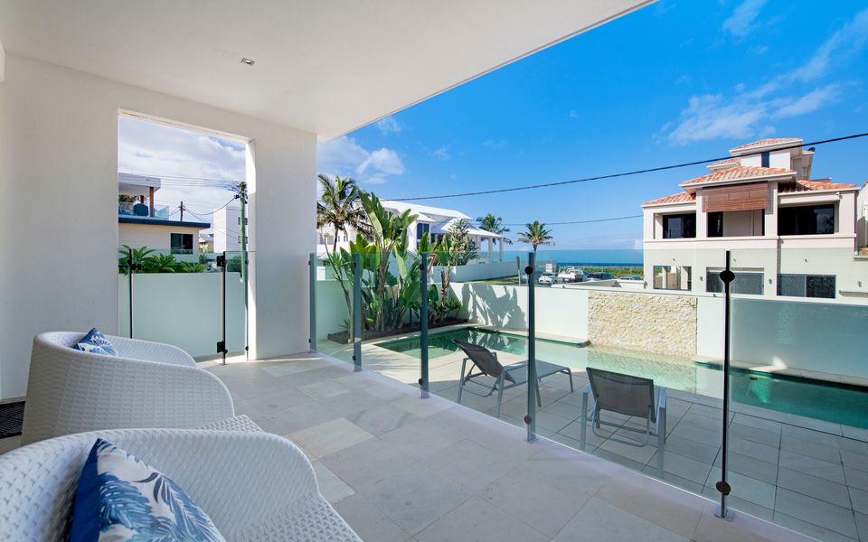 Palm Salt – Pet Friendly Beachside Villa in Palm Beach – Linen Provided – Min. 3 Night Stays!