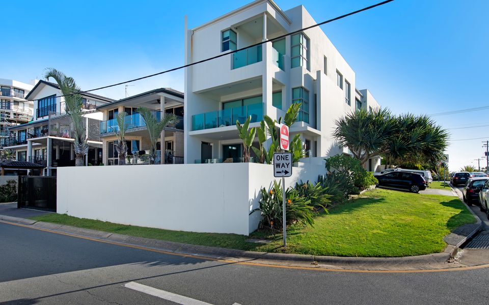 Palm Salt – Pet Friendly Beachside Villa in Palm Beach – Linen Provided – Min. 3 Night Stays!