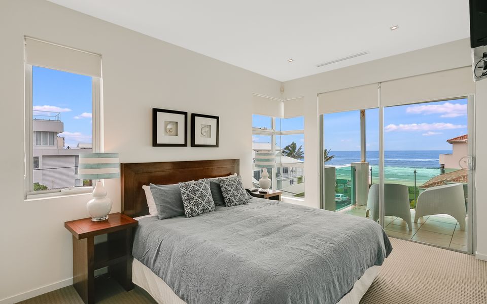 Palm Salt – Pet Friendly Beachside Villa in Palm Beach – Linen Provided – Min. 3 Night Stays!