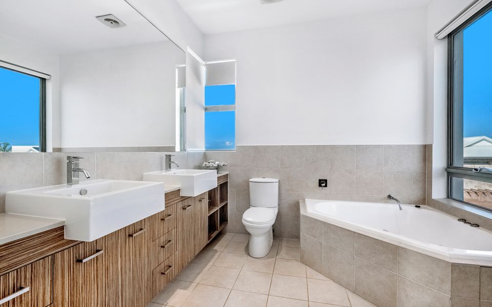 Palm Salt – Pet Friendly Beachside Villa in Palm Beach – Linen Provided – Min. 3 Night Stays!